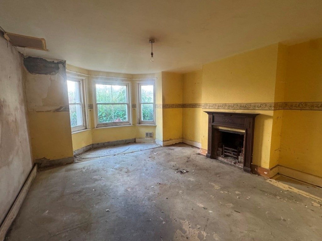 Lot: 43 - ONE-BEDROOM GARDEN FLAT FOR TOTAL REFURBISHMENT - Living room